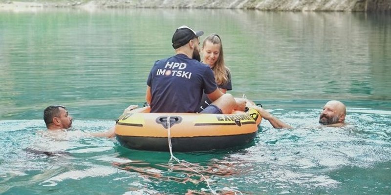 FOTO Imotski vinari položili svoja najbolja vina na dno Modrog jezera