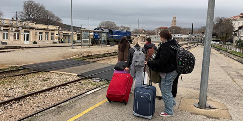 VIDEO Smrznuti, gladni i bez informacija: Putnici koji su noć proveli u Kninu stigli u Split