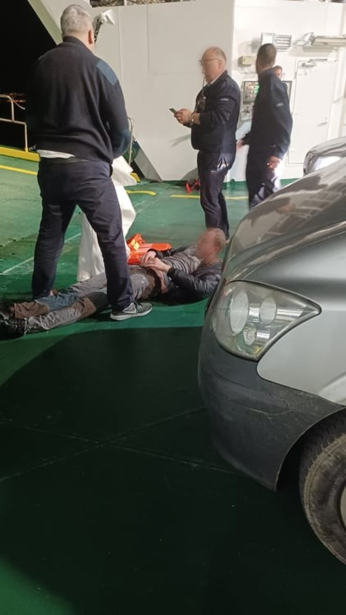 VIDEO Skočio u more s trajekta za Supetar!