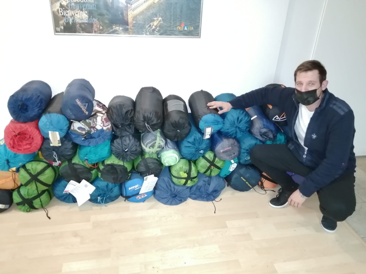 NEVJEROJATNI SPLIT Ljudi stoje u redovima s kutijama punim pomoći koju žele darovati stradalima u potresu