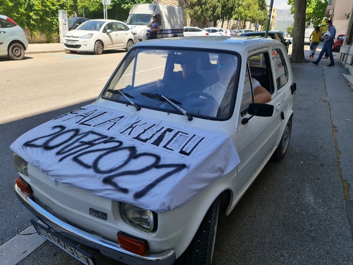 FOTO I VIDEO Splitski maturanti slave kraj škole, gore baklje u Teslinoj