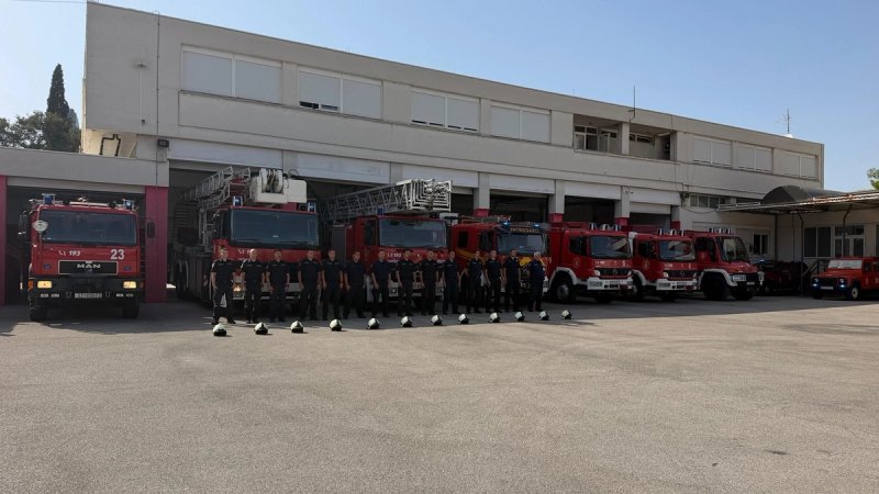 12 KACIGA ZA 12 ŽIVOTA Splitski vatrogasci odali počast kolegama stradalim prije 19 godina na Kornatima