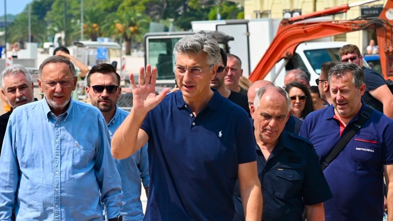 Plenković u Omišu obećao pomoć Županiji i Gradu u sanaciji posljedica golemog požara