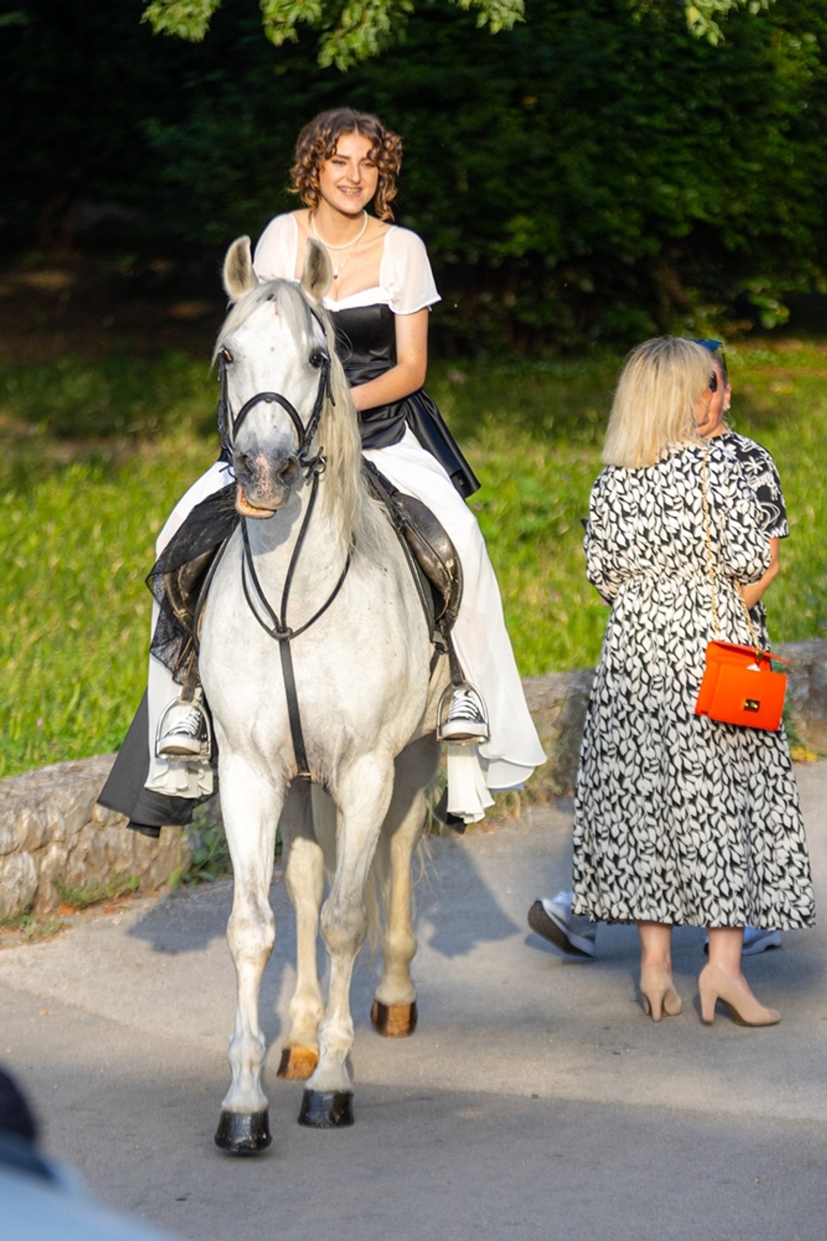ZANIMLJIVA PRATNJA Učenica na maturalnu večer stigla - na konju!
