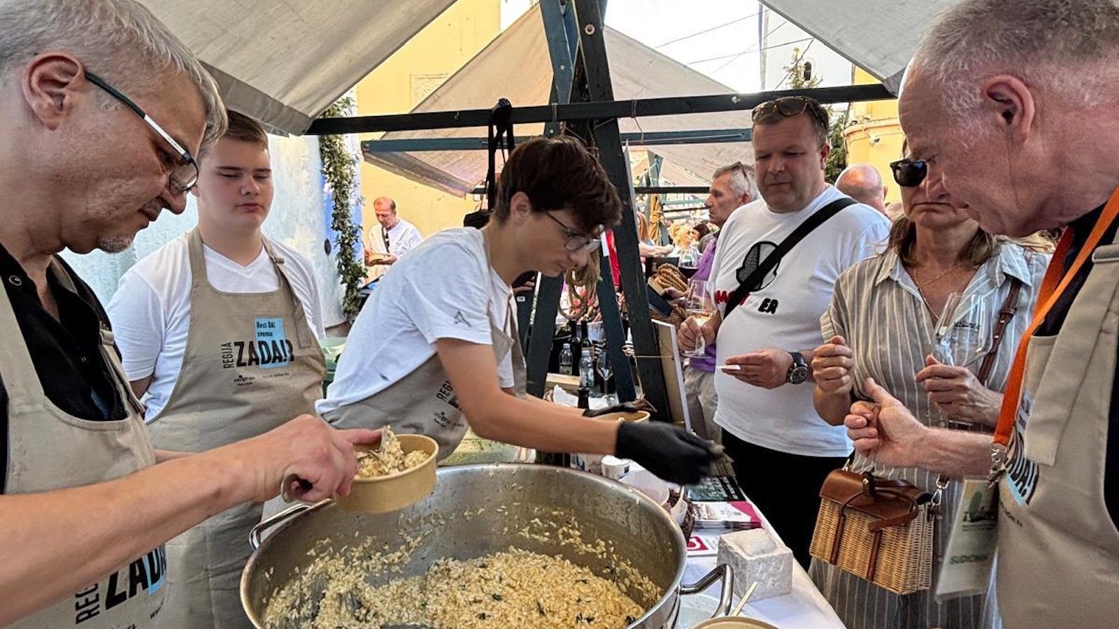 Mladi s Paga stigli u Skradin s receptima koji čuvaju tradiciju: Oduševili su posebnim rižotom