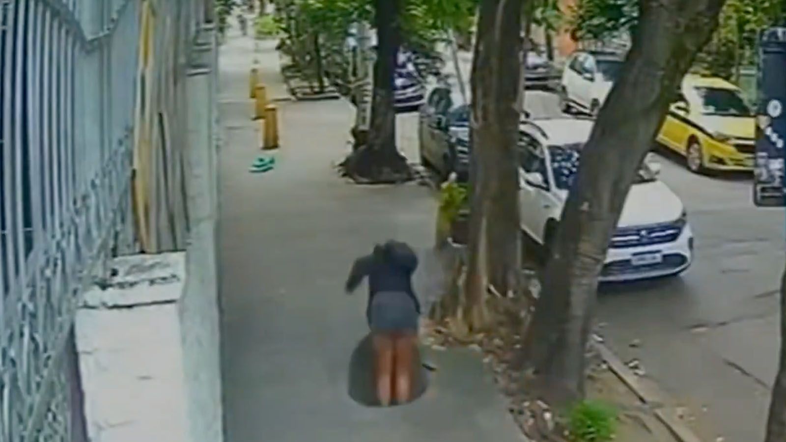 VIDEO Stravičan pad u šaht: Zakoračila i nestala u sekundi