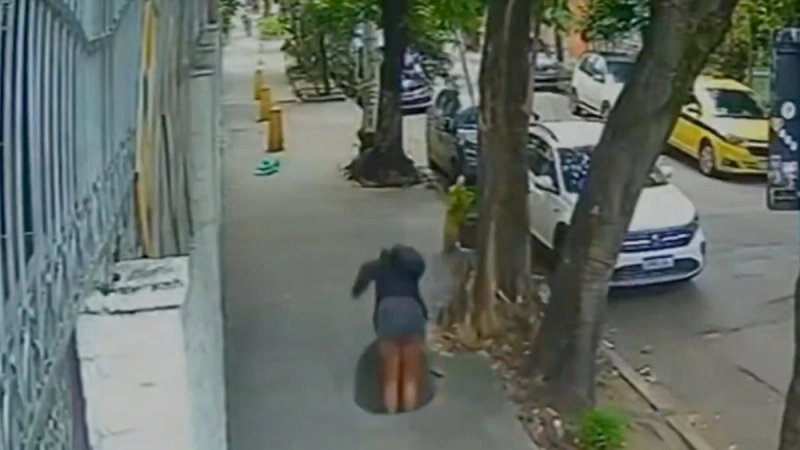 VIDEO Stravičan pad u šaht: Zakoračila i nestala u sekundi