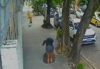 VIDEO Stravičan pad u šaht: Zakoračila i nestala u sekundi