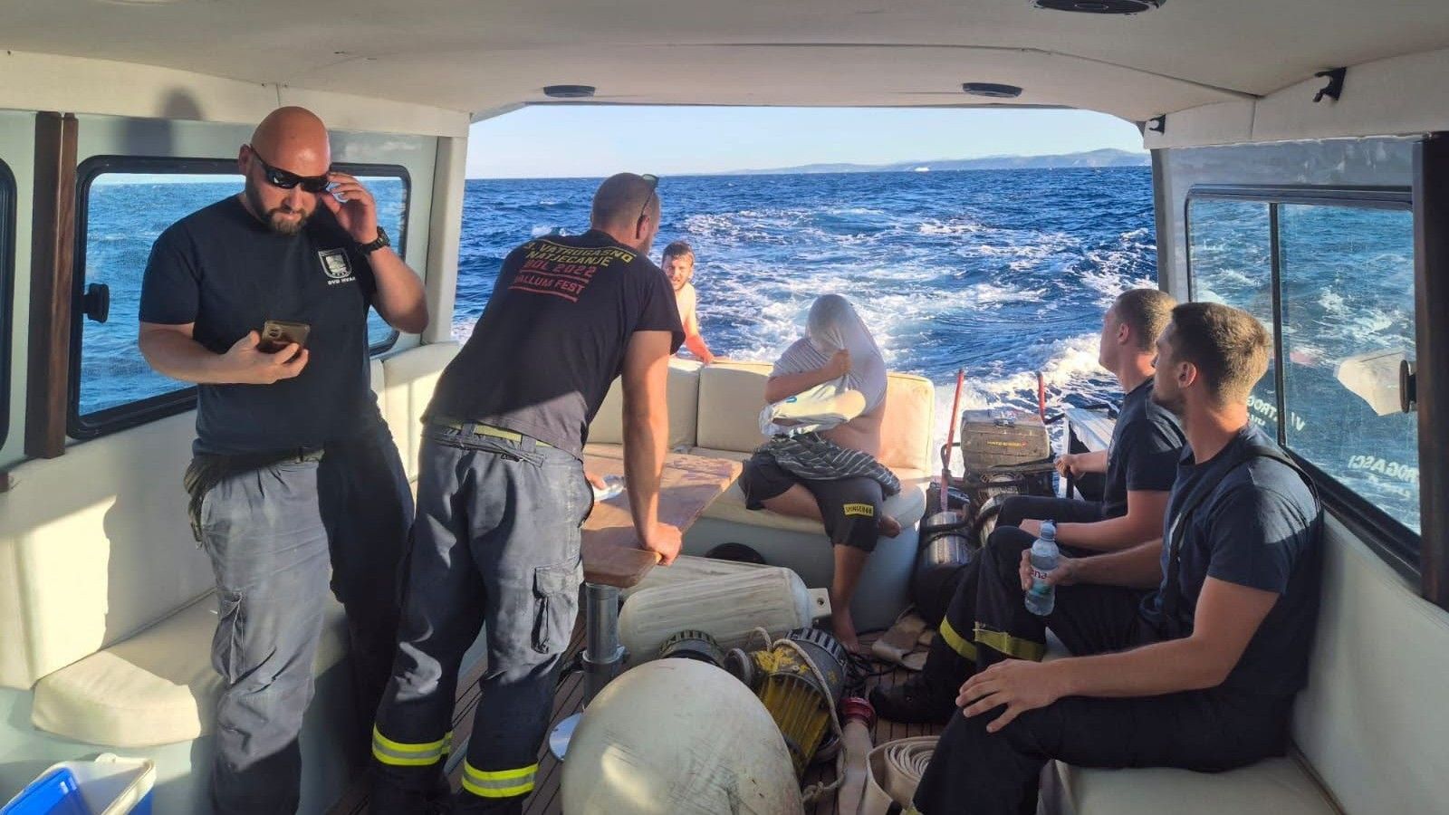 Potonuo brod kod Hvara, vatrogasci spasili dvoje ljudi