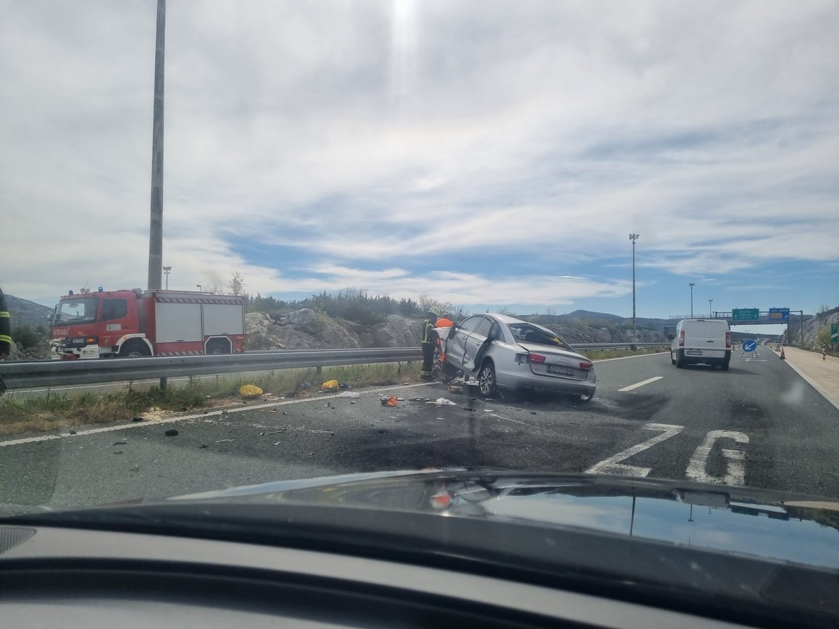 TEŠKA NESREĆA NA AUTOCESTI Na izlazu u Dugopolju udario u ogradu, dvoje prevezeno u bolnicu