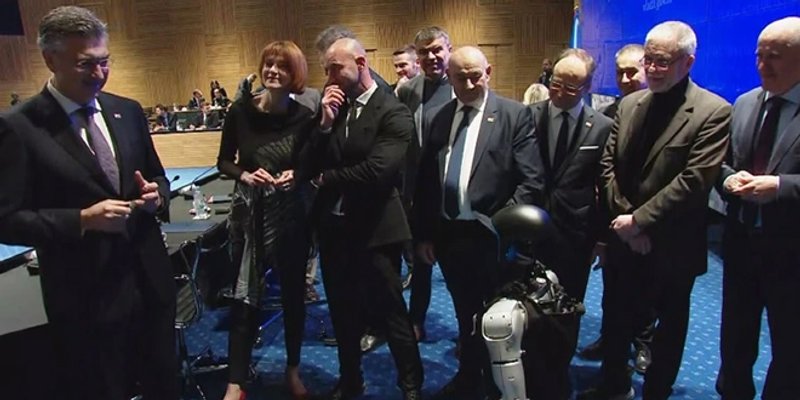 Plenković razgovarao s humanoidnim robotom Tonkom: 'Habijanu se trese stolica'