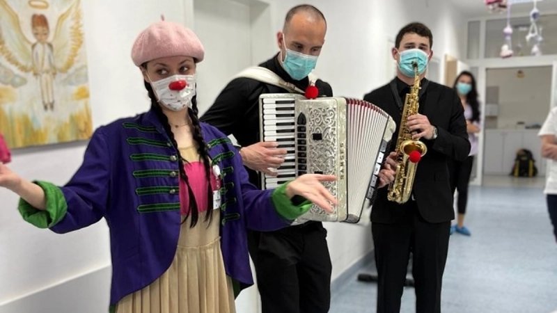 CRVENI NOSOVI U KBC-u SPLIT Mali Gala koncert za mališane oboljele od onkoloških bolesti