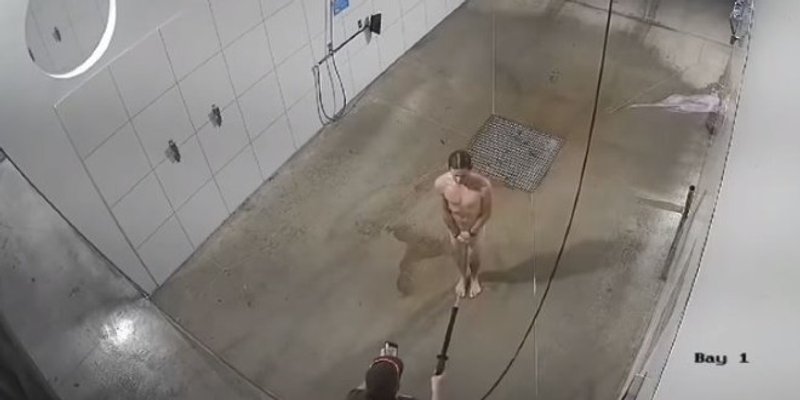 VIDEO Tuširanje u autopraonici sredstvom za otapanje ptičjeg izmeta