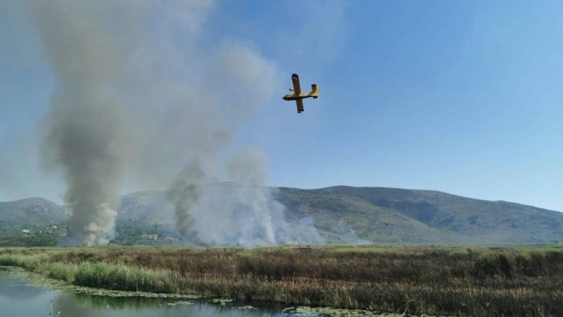 Požar na nepristupačnom terenu u Metkoviću, podignuti kanaderi