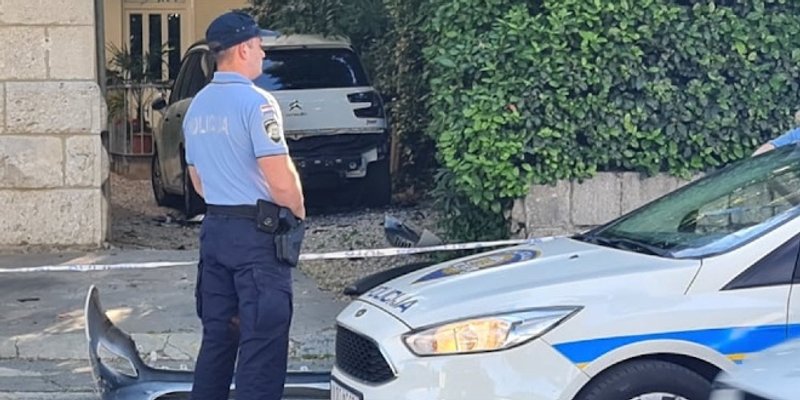 FOTO I VIDEO Vlasnik Citroena koji je odletio u zrak: U šoku sam, ne znam zašto bi to meni netko napravio