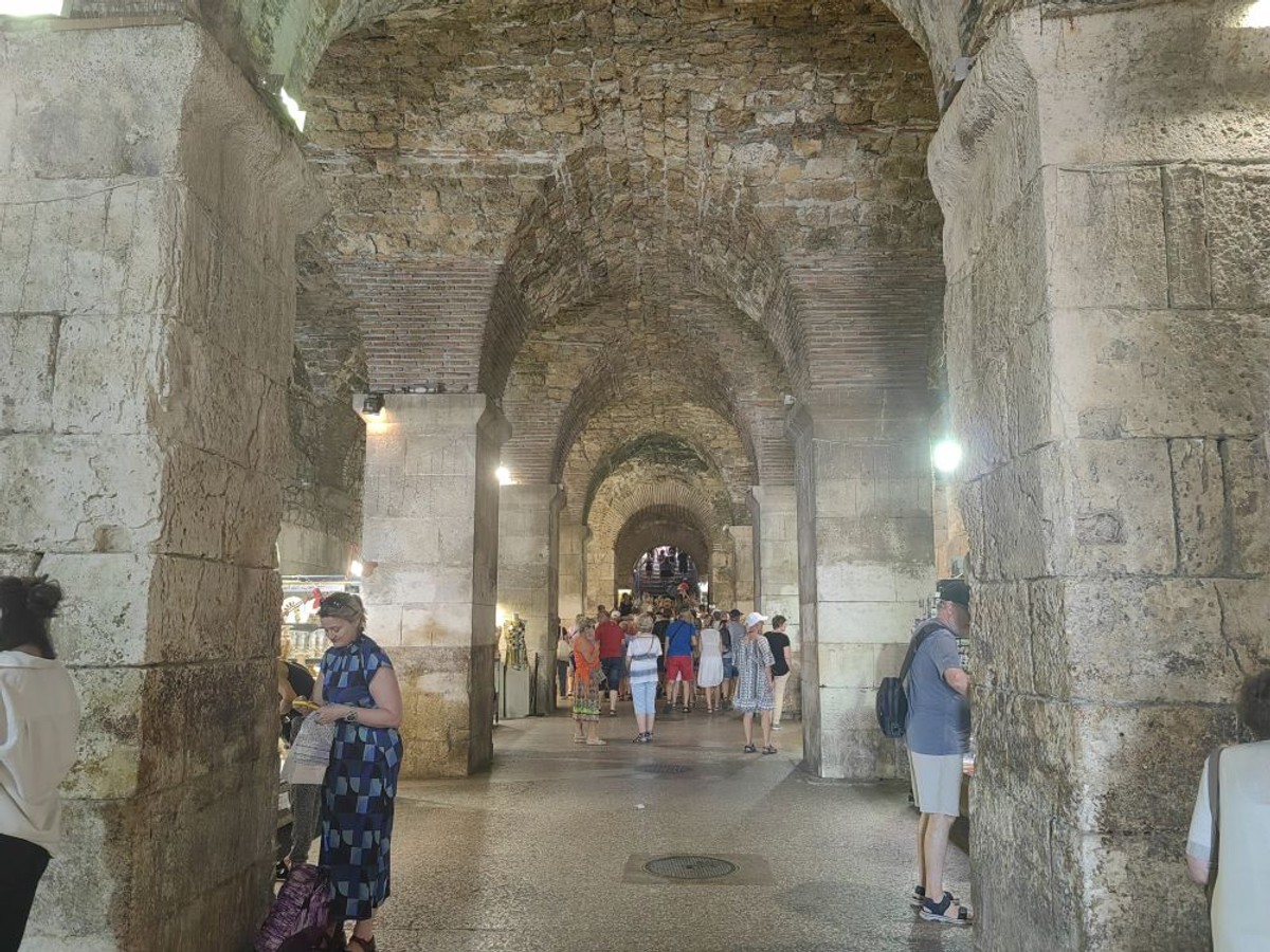 ŠOK U DIOKLECIJANOVIM PODRUMIMA 'Ovdje radim već 20 godina. Ovo je grozno, drsko, bezobrazno'