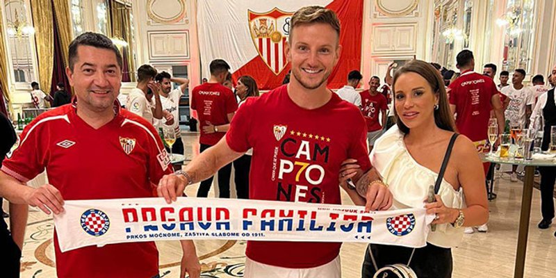 FOTO: Šal Hajduka i trofej Europske lige u rukama Rakitića i njegovih četrdesetak navijača iz Splita!