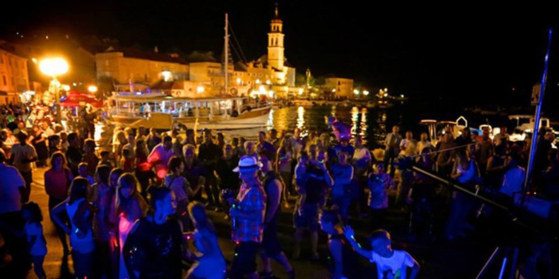 Sutivan - slikovito mjesto s dugim lungomareom, stogodišnjim parkom i 'maškom u kampanelu'