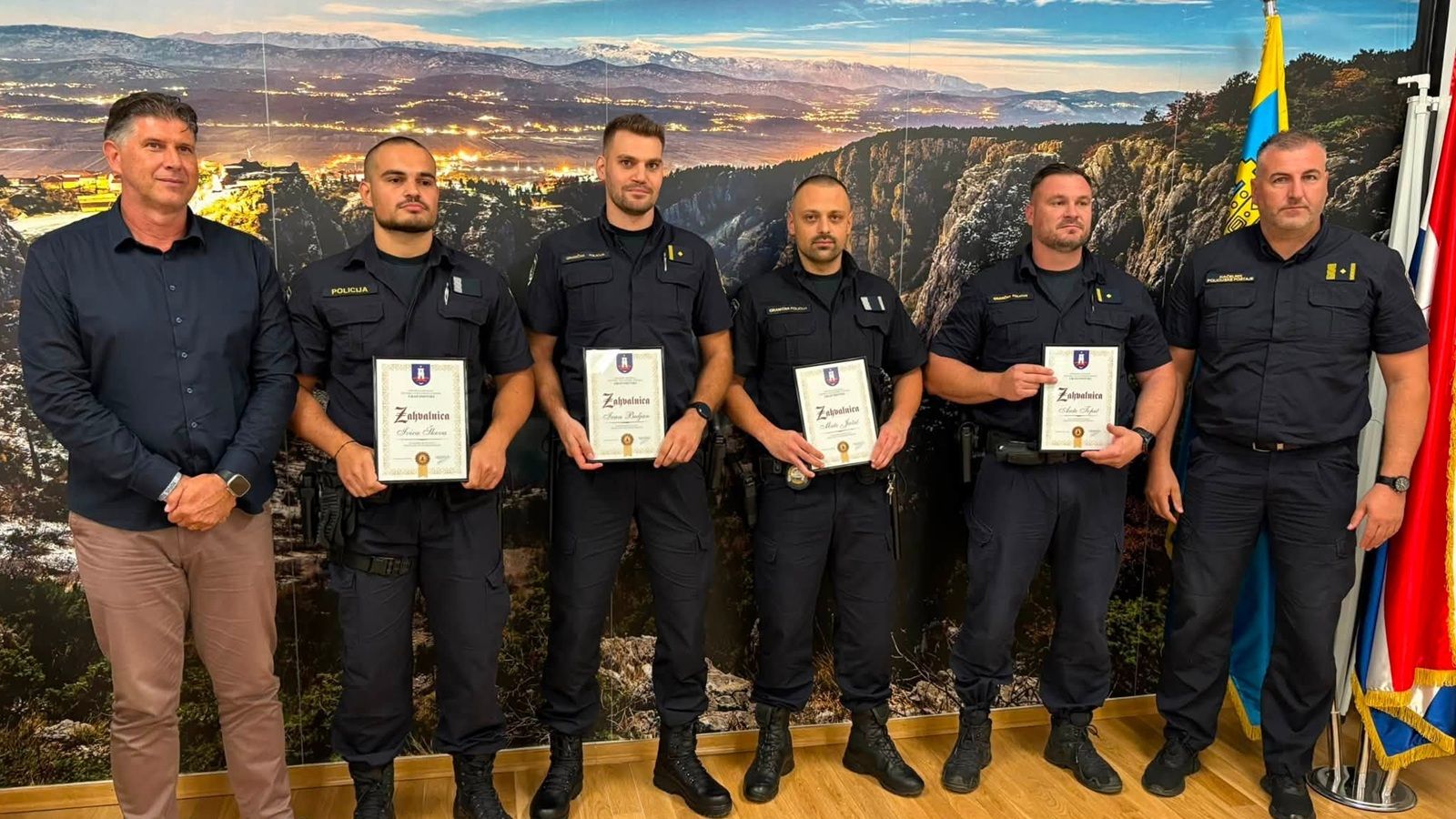 Imotski gradonačelnik Luka Kolovrat uručio zahvalnice policijskim službenicima