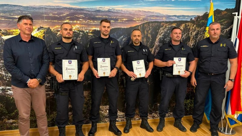 Imotski gradonačelnik Luka Kolovrat uručio zahvalnice policijskim službenicima