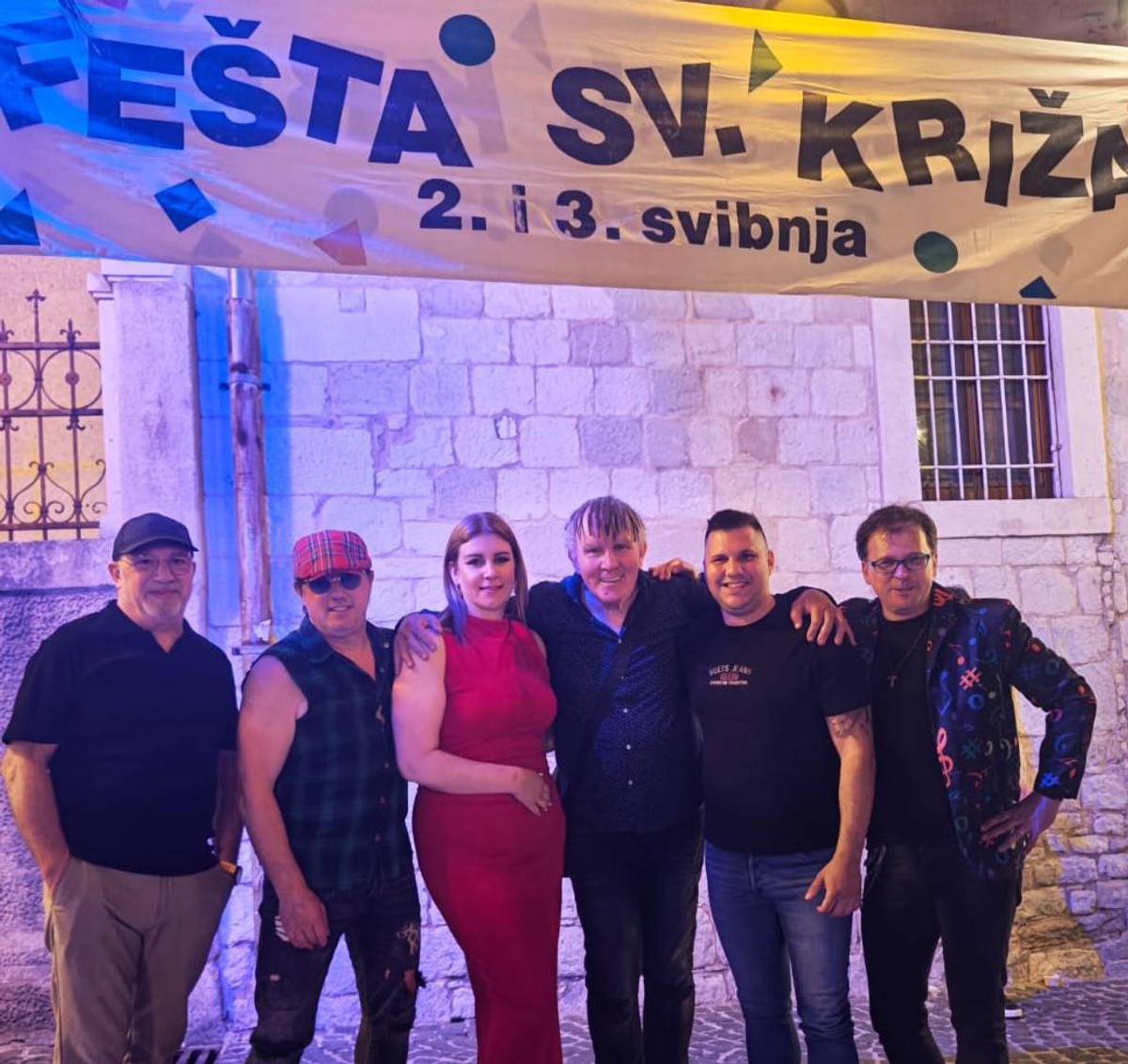 VIDEO: FEŠTA U VAROŠU Festivo i Johnny Gitara izišli na pozornicu s karijolom punom pića
