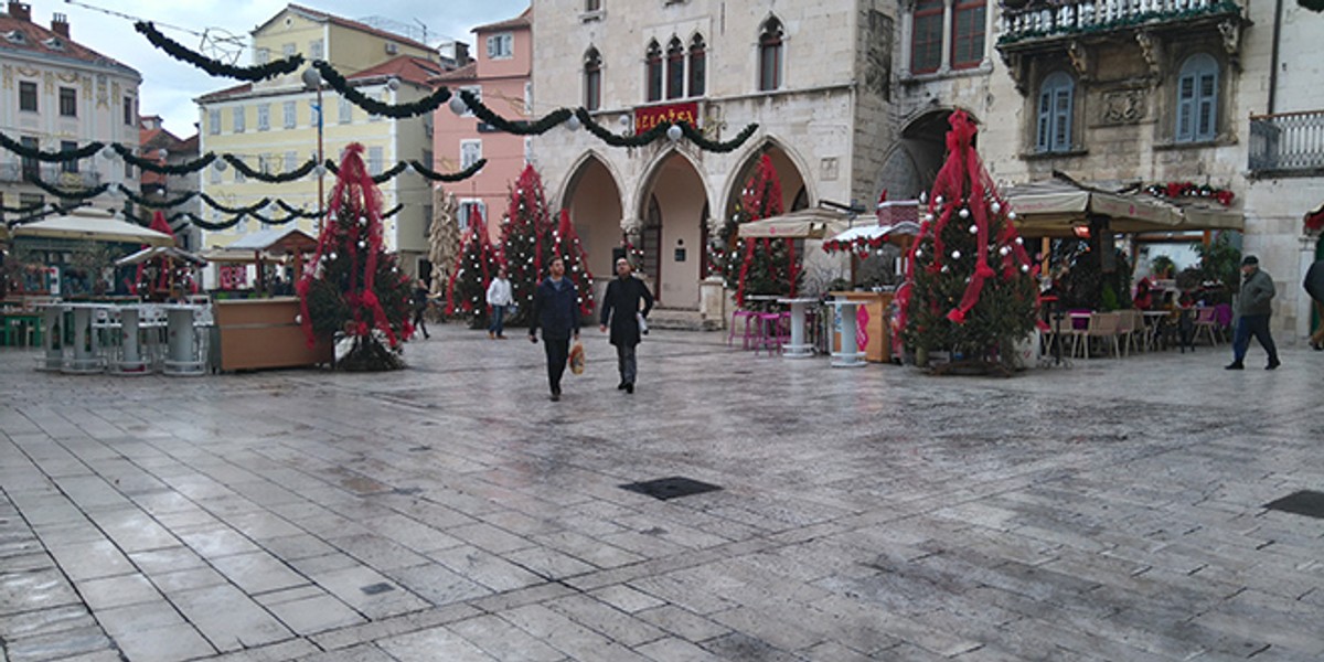 UŽIVO IZ GRADA: Zima pokazala zube i ispraznila Rivu, Voćni trg i Pjacu