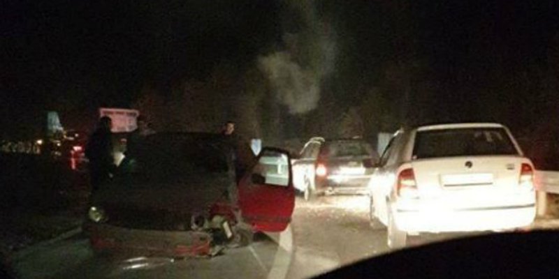 Automobil planuo nakon udarca u ogradu