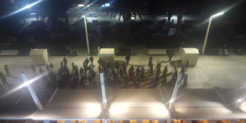 Grupu mađarskih navijača na Rivi prate interventni policajci