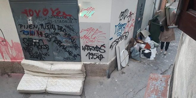 FOTOGALERIJA: SPLIT (NE)SPREMAN ZA SEZONU U centru škovace i grafiti ...