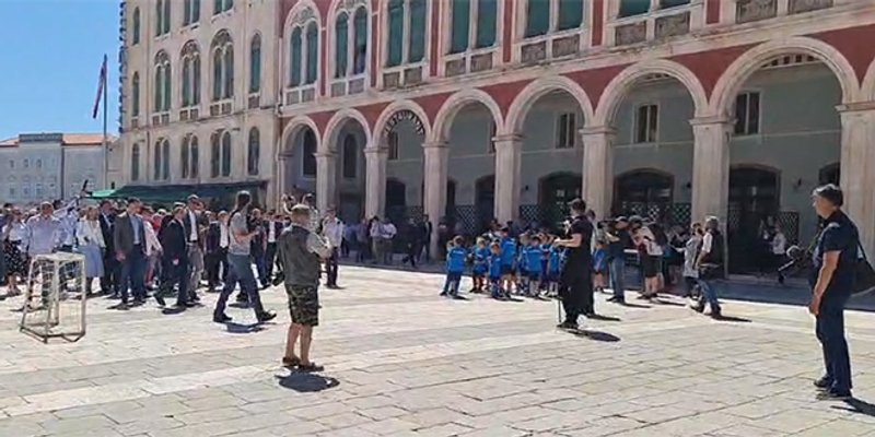 JAVILA NAM SE MAJKA JEDNOG DJEČAKA Kako je došlo do toga da djeca na Prokurativama skandiraju za HDZ?