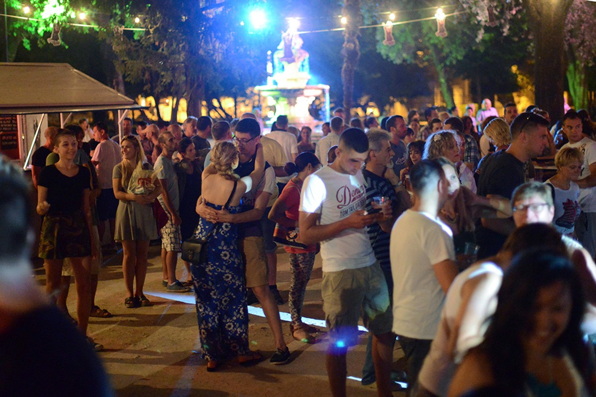 Doček pola Nove godine | Maja Gijevski