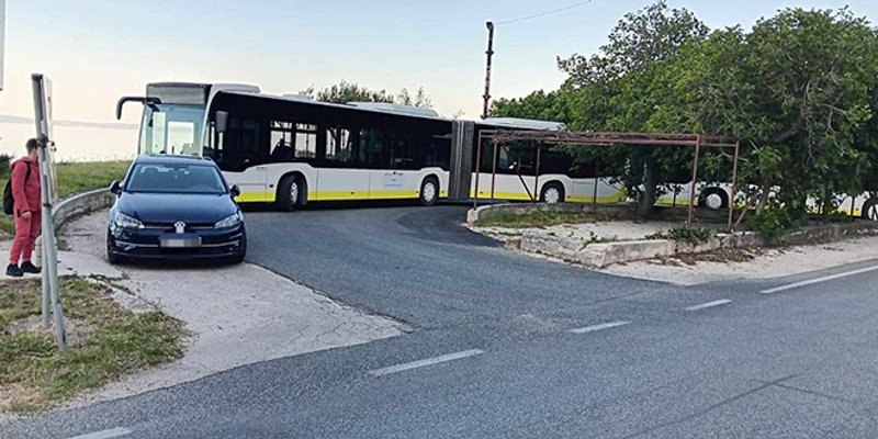 NEVJEROJATNO Jutros su djeca kasnila u školu zbog jednog automobila 