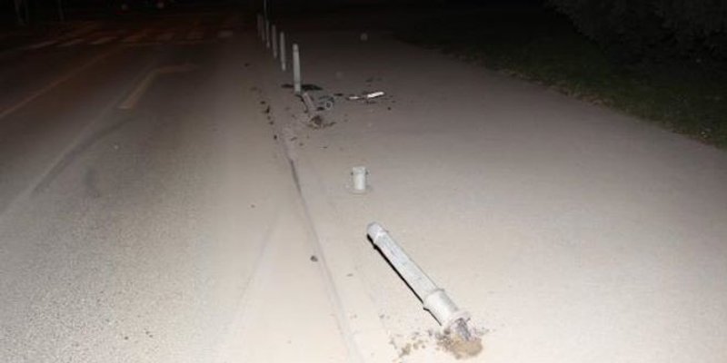 Pijan oborio stupiće na nogostupu, trajno mu oduzeto vozilo
