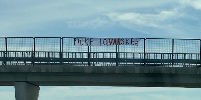 Poruka na nadvožnjaku iznad ceste prema Koprivnici