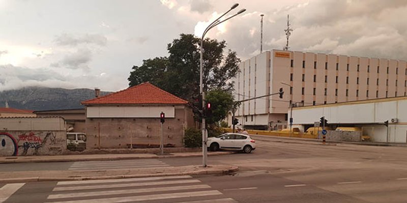 MALO KIŠE Sletio s ceste i udario u zid