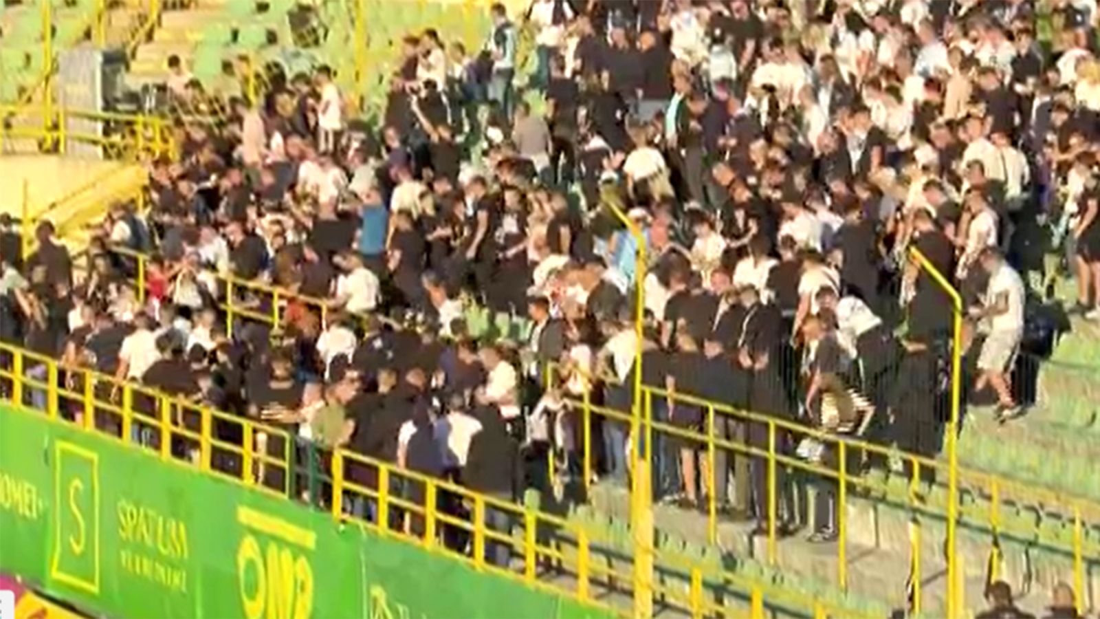 VIDEO: Armada napustila stadion u 12. minuti
