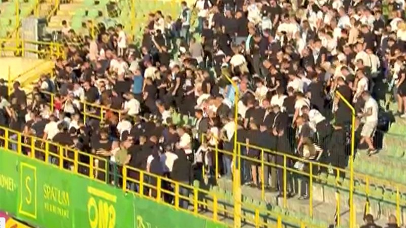 VIDEO: Armada napustila stadion u 12. minuti