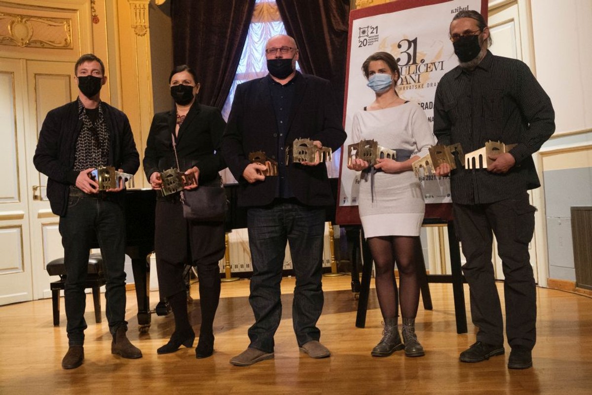 Marin Držić u rukama Marine Vujčić I Foto: Luna J. Stamenković