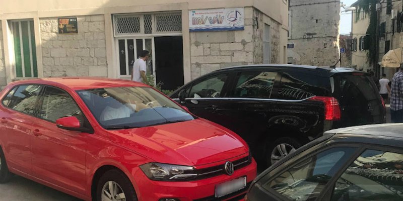 KOLAPS U PETROVOJ Vozači uporno ulaze u zabranjeni smjer i 'zapinju' u uskoj uličici
