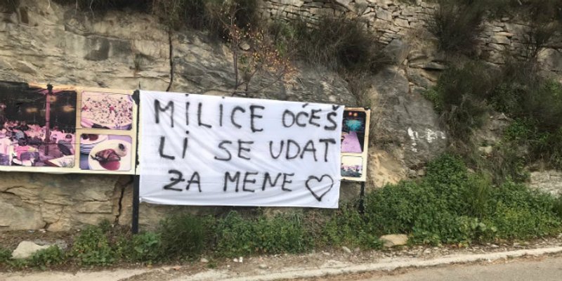 LJUBAV NA BADNJAK Nesvakidašnja prosidba u Strožancu