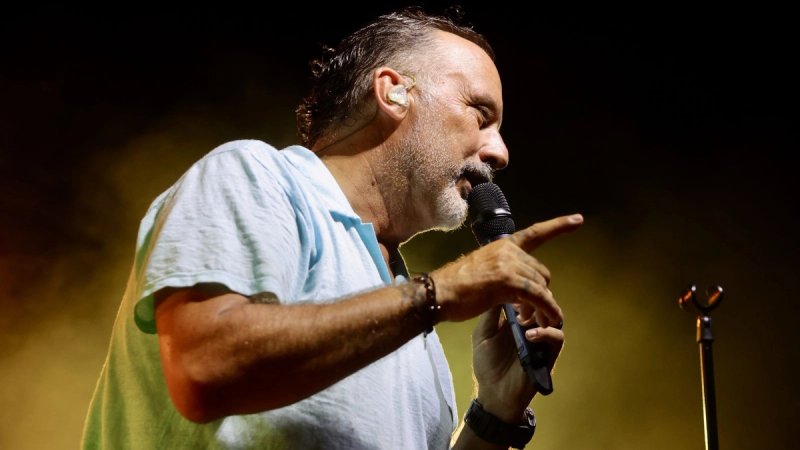 Snimka za naježiti se: Tony zajedno s publikom odao počast Oliveru i zapjevao Cesaricu