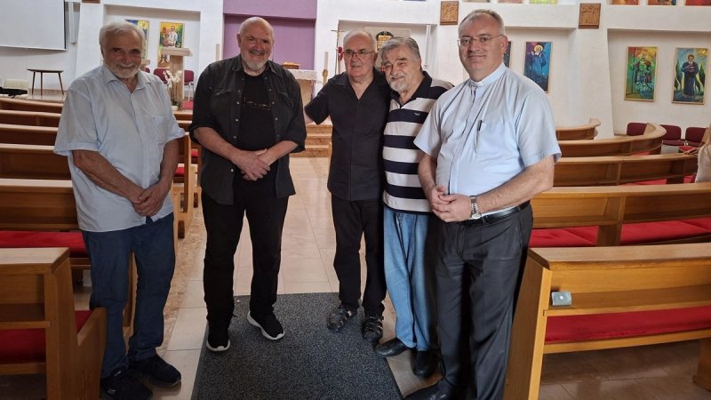 FOTOGALERIJA: U Župi sv. Josipa na Mertojaku otvorena izložba 'Hrvatski sveci i blaženici u našem narodu' Branimira Dorotića
