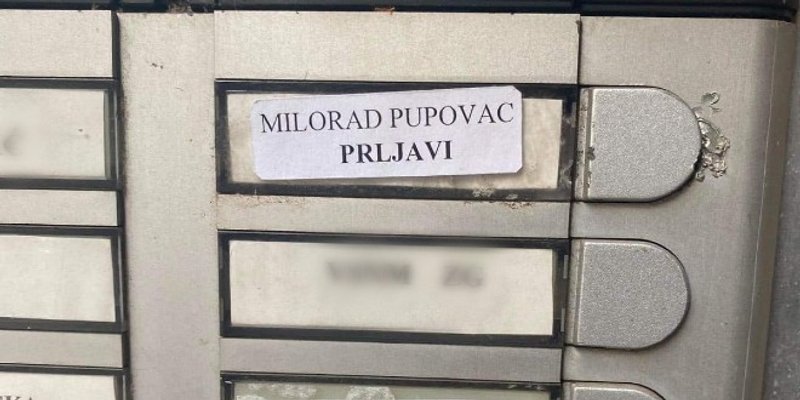 Na parlafonu Pupovčeva ureda netko zalijepio 'Milorad Pupovac Prljavi'