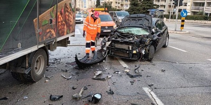Još jedna nesreća u Velebitskoj, sudar auta i teretnog vozila