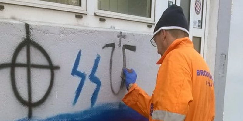 PIŠI, BRIŠI: Ne čekaju gradske službe, na Kmanu sami uklanjaju nacističke simbole