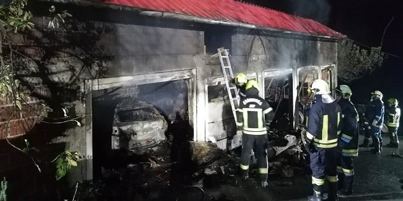 U požaru izgorio auto, dva traktora i radni strojevi