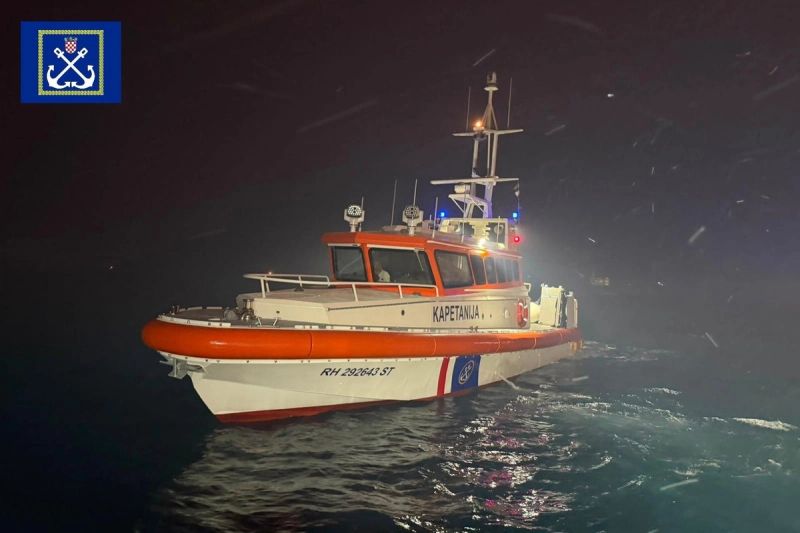 FOTO/VIDEO Ljudi se s djecom u panici penjali na brodove, iz pogibeljne situacije pred vatrenom stihijom spašeno njih 194