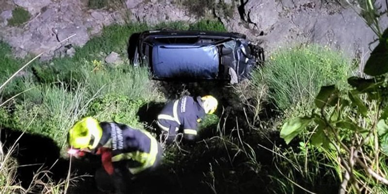 NESREĆA U SITNOM Autom sletjeli u provaliju, vatrogasci izvukli muškarca i ženu