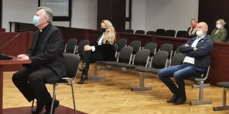 BEZ DOZVOLE PRODAO CRKVENO ZEMLJIŠTE Nadbiskup svjedočio o aferi: Fra Šimu danas vidim drugi put u životu