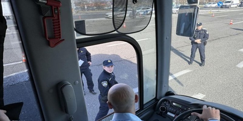 ZAUSTAVLJEN AUTOBUS: Policija provjeravala ima li navijača među prosvjednicima